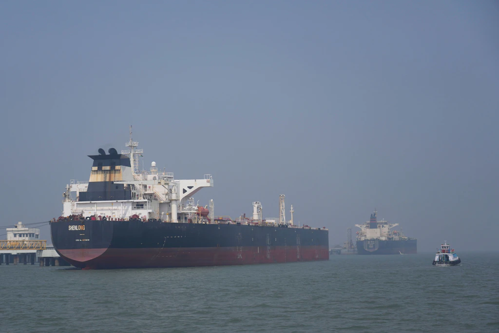 Das unter liberianischer Flagge fahrende Tankschiff Shenlong Suezmax, das Rohöl aus Saudi-Arabien geladen hat und durch die Straße von Hormus gefahren ist, liegt im Hafen von Mumbai.