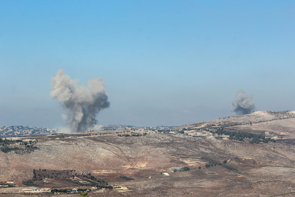 Nach einem israelischen Angriff bei Nabatieh im Südlibanon stieg am Sonntag Rauch auf.