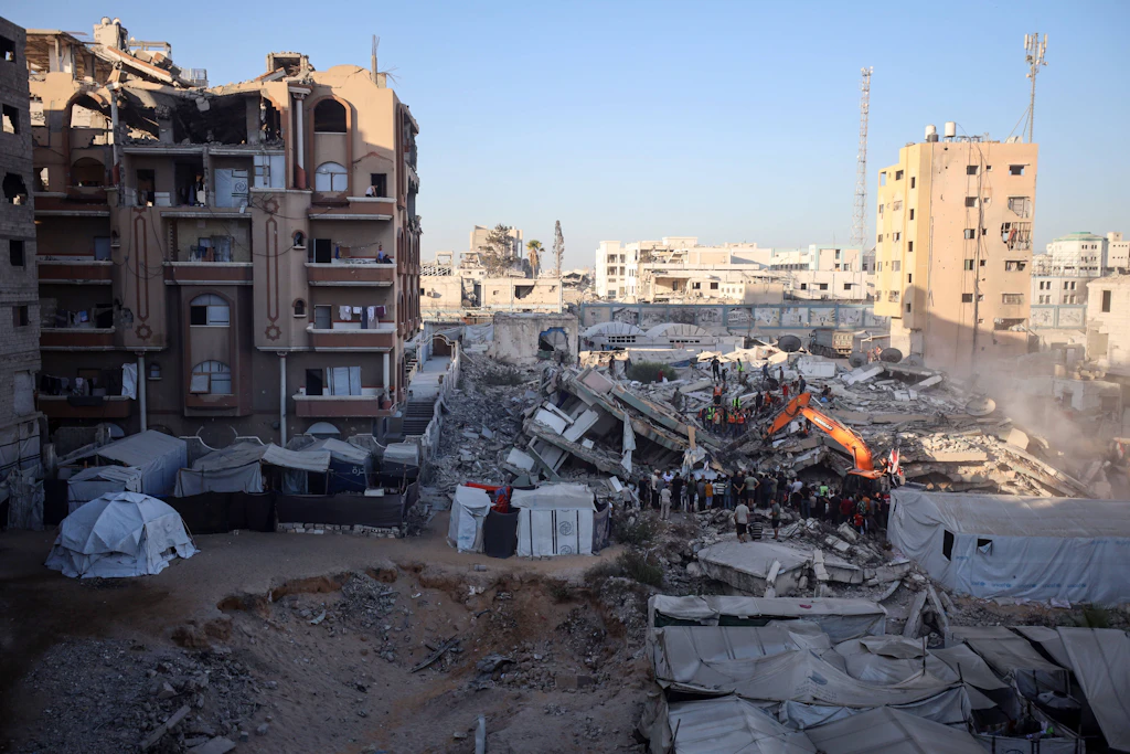 Das Trümmerfeld in Gaza-Stadt: Rettungskräfte suchen in dem eingestürzten Wohnhaus nach Verschütteten. Das Gebäude war bei einem früheren israelischen Angriff beschädigt worden.