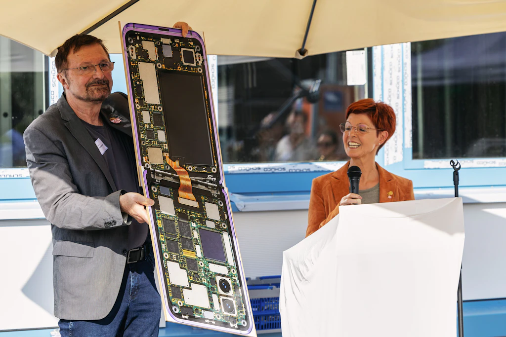 Zu Recht stolz auf die Entwicklung ihres 1992 gegründeten Unternehmens sind Brigitte und Matthias Schirmer, deren Produkte für die Handyherstellung unverzichtbar sind.