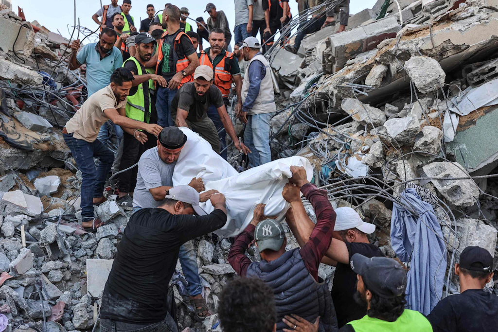 Helfer tragen im Viertel Tal al-Hawa in Gaza-Stadt einen aus den Trümmern geborgenen Leichnam.