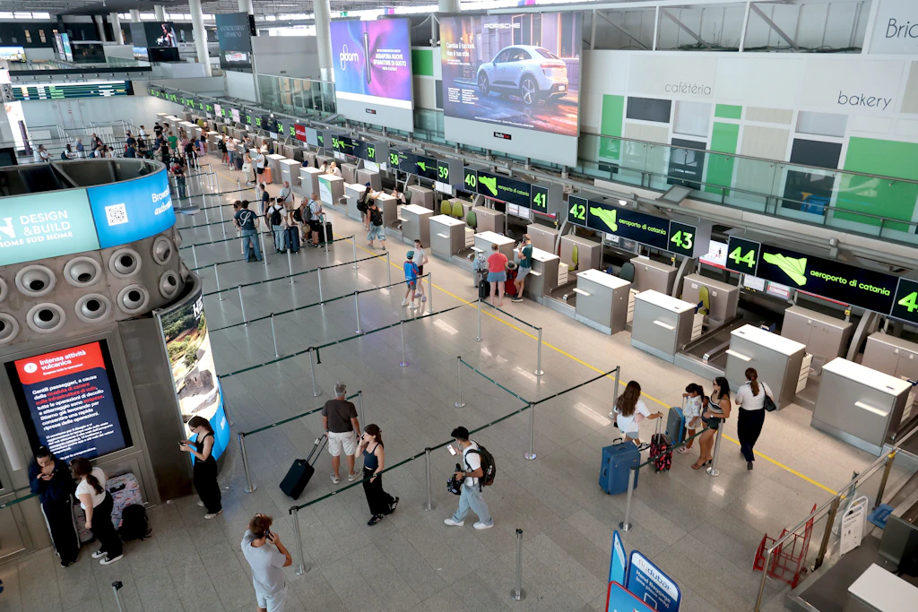 Passagiere sind am Flughafen von Catania zu sehen.