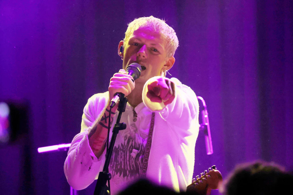 Der Frontmann Barry Quinlan bietet eine energetische Show.