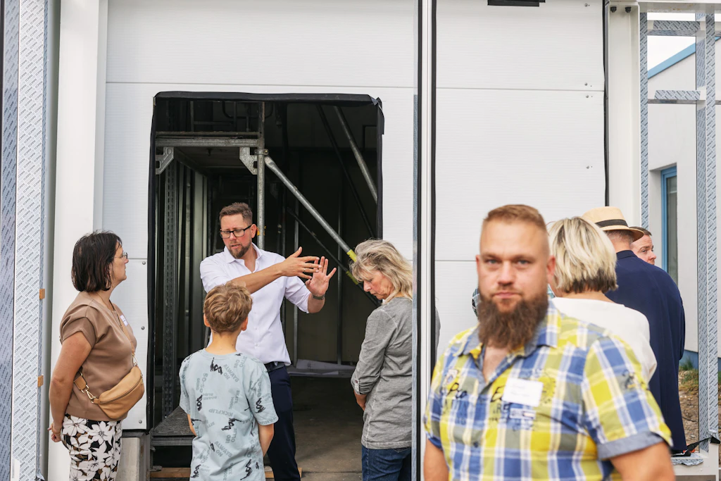 Wer wollte, konnte sich die neuen Hallen anschauen. Sie kommen ganz ohne Dachstuhl aus und ihr Energiebedarf wird aus nachhaltigen Quellen gedeckt.