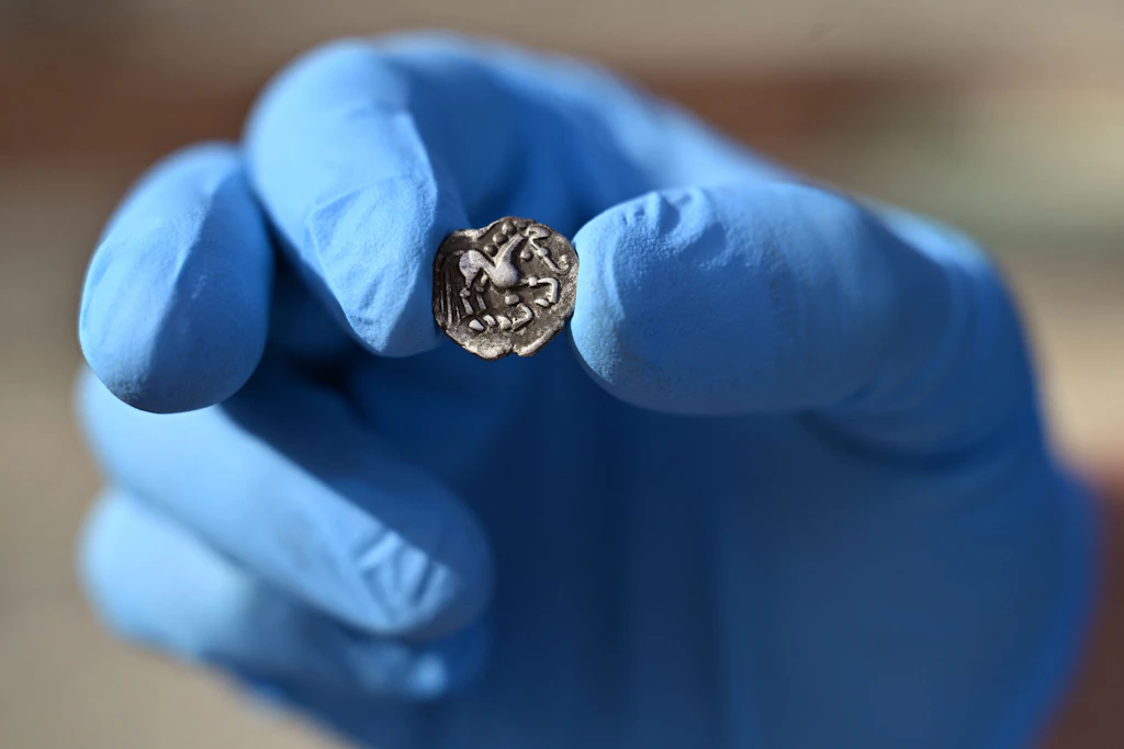 Die Kostbarkeiten schlummerten mehr als 1000 Jahre im Erdreich: Nun kam der Münzschatz zutage.