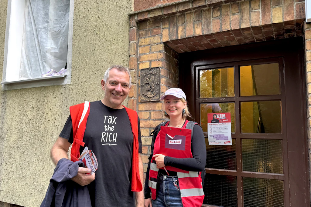 Bundestagsabgeordneter Jan van Aken mit Wahlkampfhelferin Linda Böttcher in Charlottenburg-Nord.