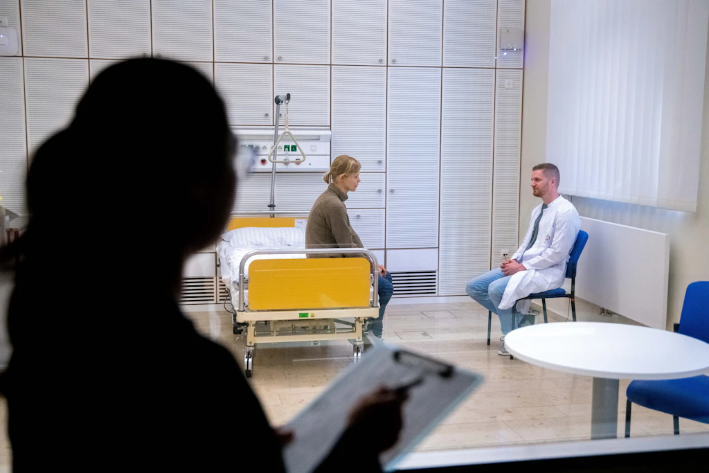 Vertrauliches Behandlungsgespräch? Nach dem Regierungsentwurf zur Reform des Nachrichtendienstrechts soll für Gespräche mit Ärzten und Psychotherapeuten kein absoluter Schutz mehr vor Überwachung durch BND und Verfassungsschutz bestehen (Symbolbild).