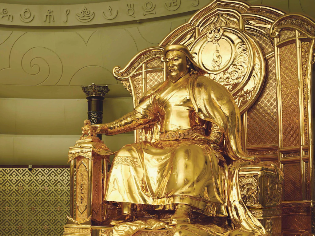 Goldene Monumentalstatue Dschingis Khans im Ghenggis Khaan National Museum in Ulan Bator