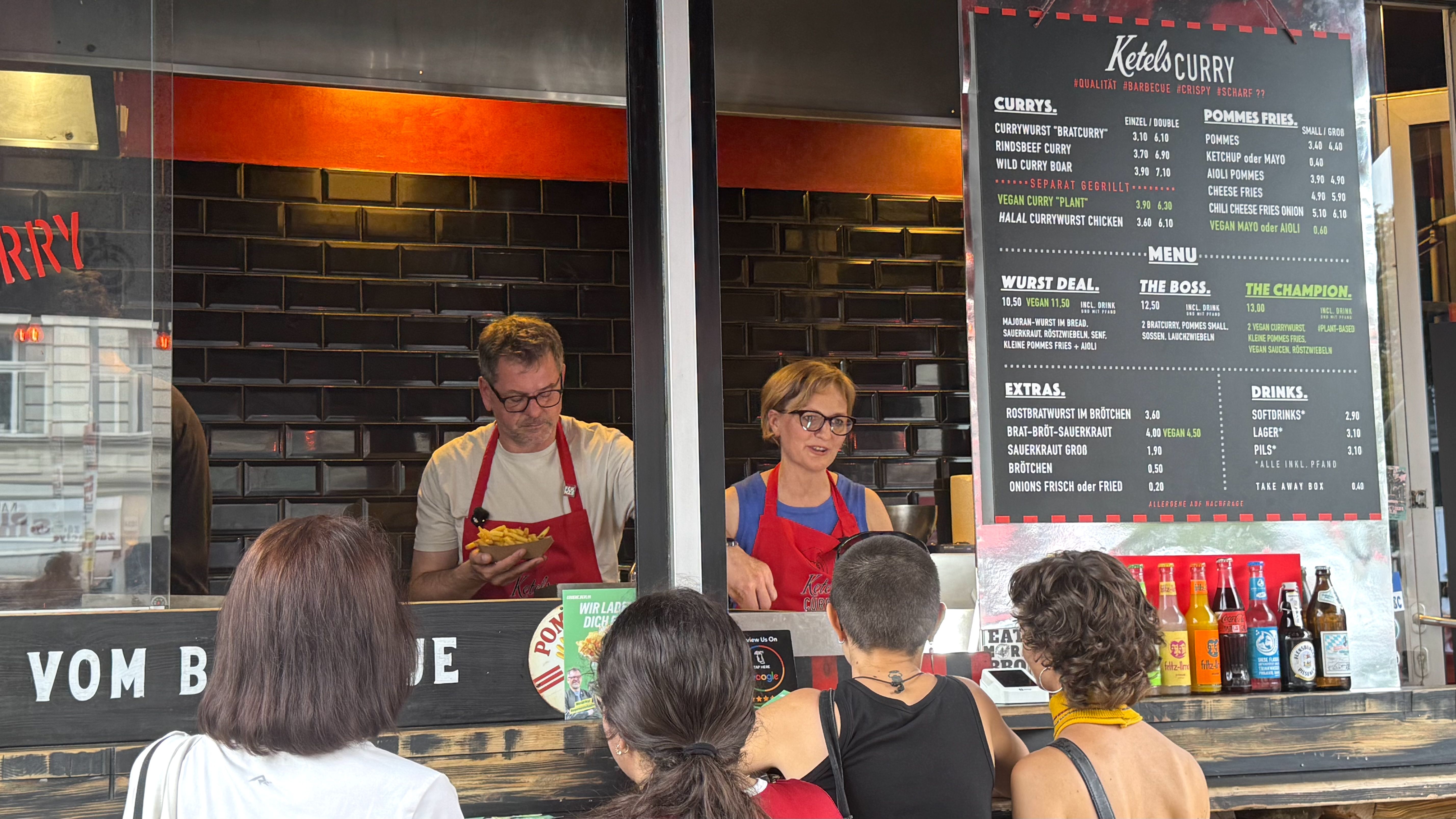 Pommes, Bus gegen Nazis, Haustüren: Wen hat dieser Berliner Wahlkampf überhaupt erreicht?