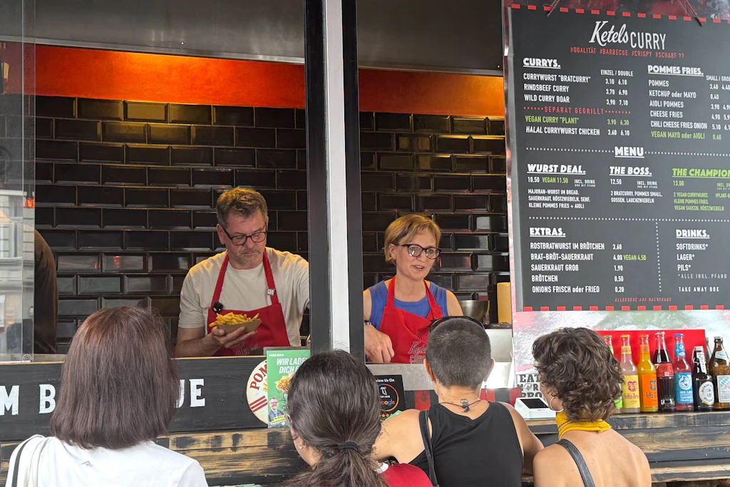Pommes, Bus gegen Nazis, Haustüren: Wen hat dieser Berliner Wahlkampf überhaupt erreicht?