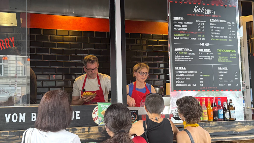 Pommes, Bus gegen Nazis, Haustüren: Wen hat dieser Berliner Wahlkampf überhaupt erreicht?