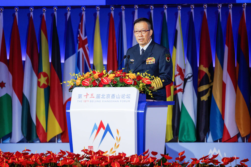 Chinas Verteidigungsminister Dong Jun spricht beim 13. Beijing Xiangshan Forum in Peking.
