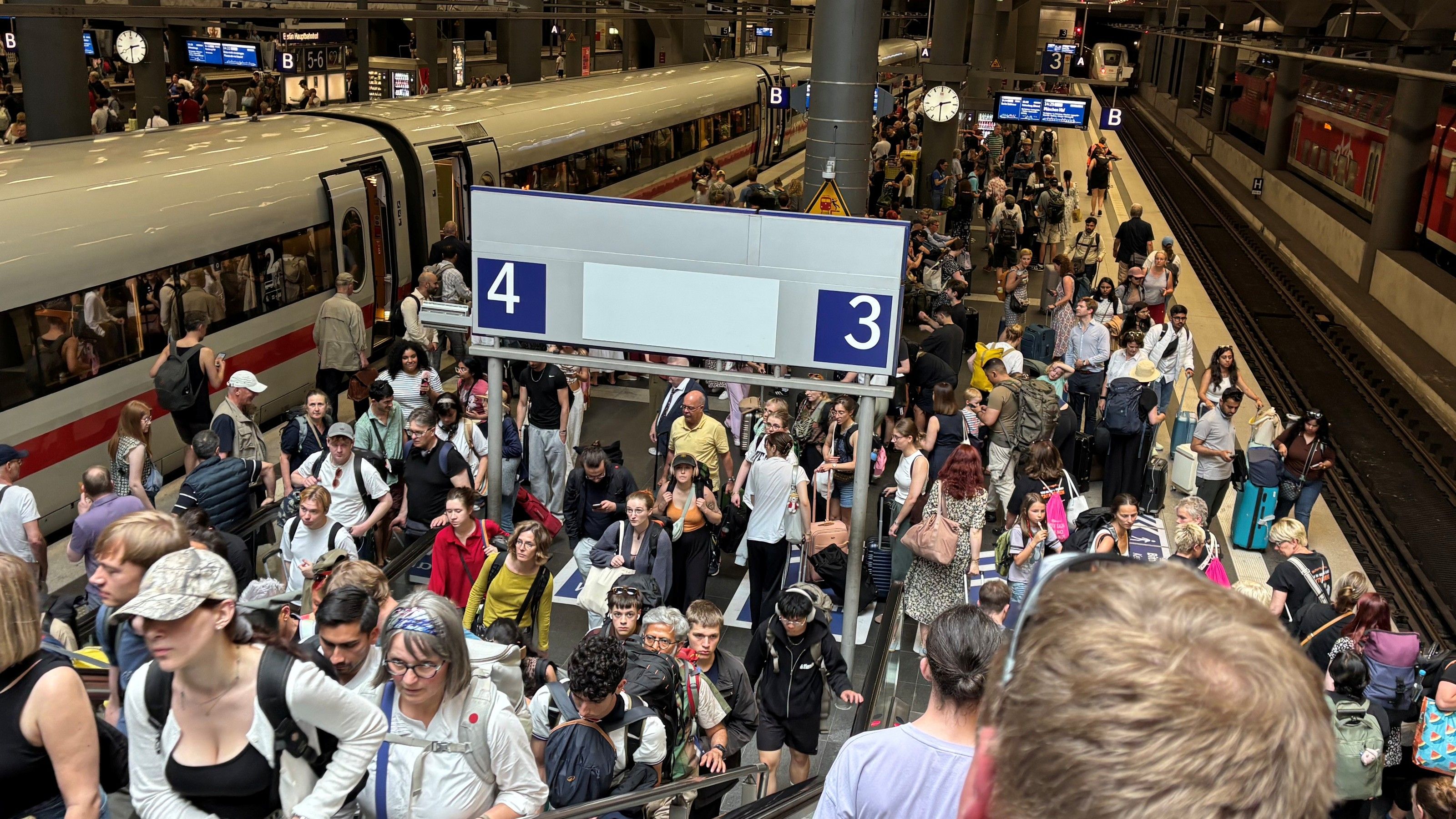Sperren am Bahnsteig? Was der Verkehrsminister den Fahrgästen damit zumuten würde