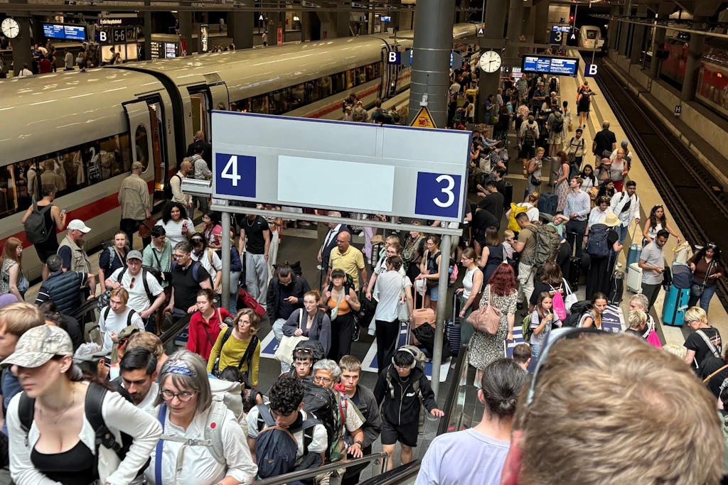 Hohes Fahrgastaufkommen im Berliner Hauptbahnhof: Zugangskontrollen würden den Andrang nicht lindern, doch viele Reisende bräuchten mehr Zeit, um zum Bahnsteig zu gelangen.