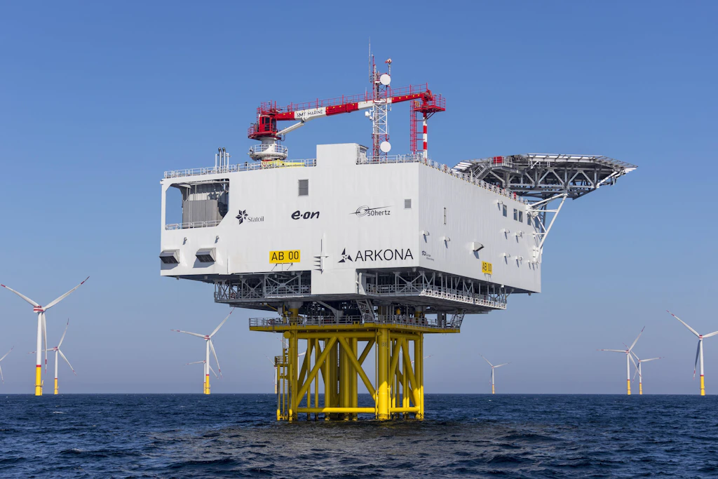 Windturbinen und Konverterstation des Offshore-Windparks Arkona vor Rügen