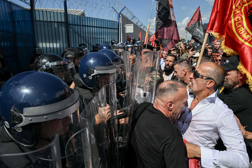Vor der Zentrale der EU-Rechtsstaatsmission EULEX in Pristina geraten Demonstranten mit der kosovarischen Bereitschaftspolizei aneinander. Sie protestieren gegen die Verurteilung des früheren Präsidenten Hashim Thaci zu 25 Jahren Haft wegen Kriegsverbrechen.