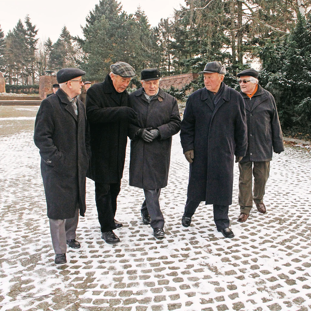 Im November 2010 kamen hochrangige DDR-Offiziere zusammen: Admiral a. D. Theo Hoffmann (1935-2018, letzter DDR-Verteidigungsminister), Generalleutnant a. D. Manfred Grätz (*1935), Generaloberst Horst Stechbarth (1925-2016, Chef Landstreitkräfte und Stellv. Minister von 1972-1989), Generaloberst a. D. Fritz Streletz (1926-2025), Generalleutnant a. D. Manfred Volland (1933-2019)