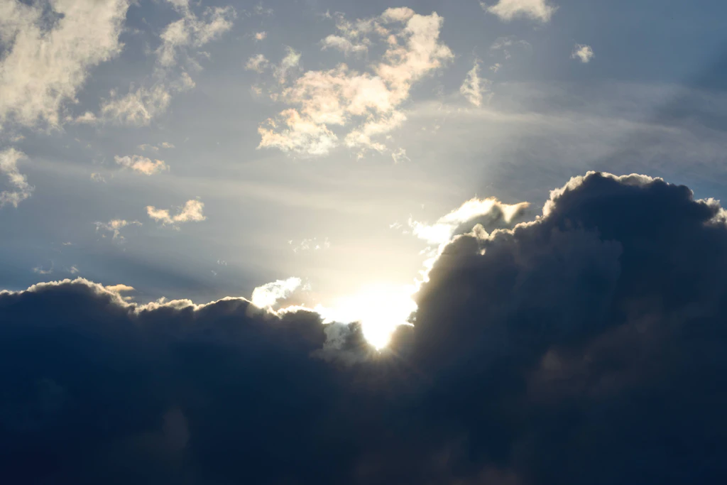 Wolken schwächen einen Teil der UV-Strahlung ab. Weniger Bewölkung und längere Sonnenscheindauer gelten laut WMO als Hauptgründe für den Anstieg in Teilen Europas.
