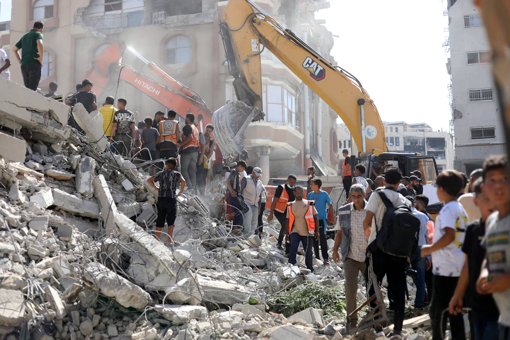 Rettungskräfte suchen im Viertel Tal al-Hawa in Gaza-Stadt nach Vermissten. Das eingestürzte Wohnhaus hatte vom Krieg vertriebenen Familien als Unterkunft gedient.