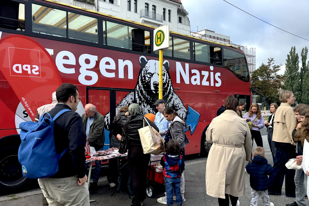 Der Wahlkampfbus „Krach gegen Nazis“ am Leopoldplatz in Berlin-Wedding. Keine Snacks, dafür sehr viel Werbematerial.