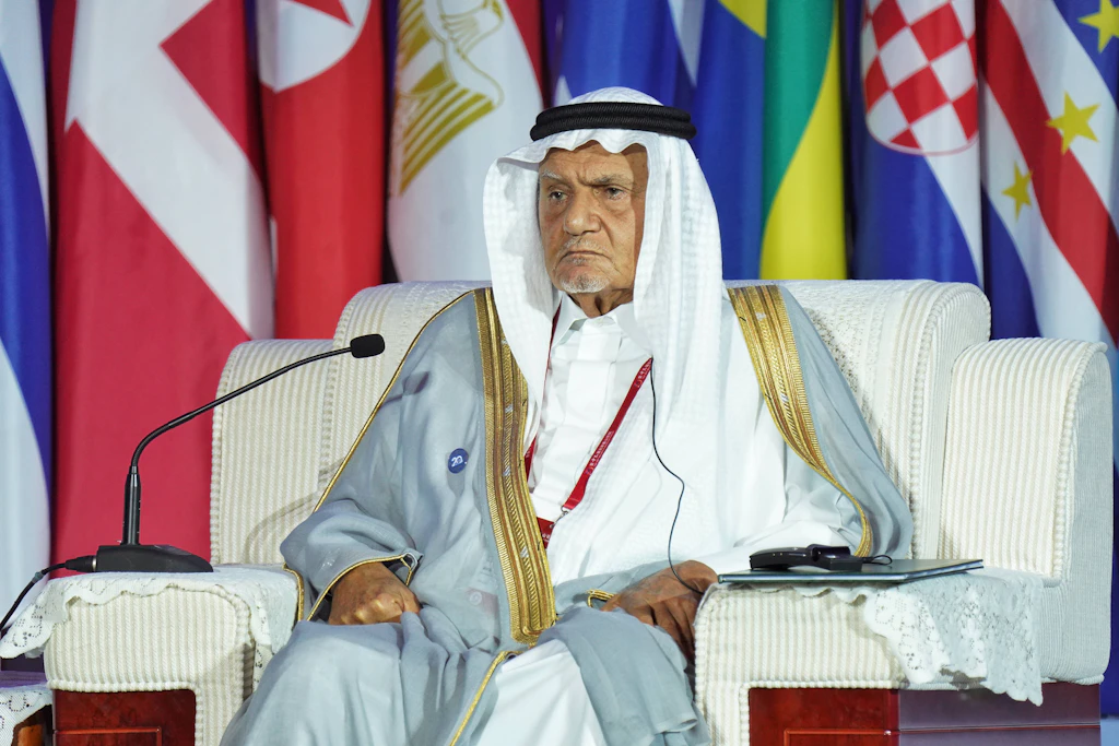 Prinz Turki al-Faisal vom King Faisal Center spricht beim Beijing Xiangshan Forum über internationale Konflikte. 