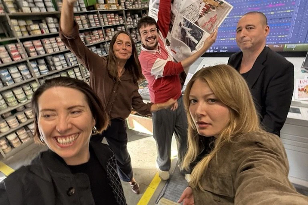 Est. geht in den Druck: Die ersten Druckbögen, frisch aus der Druckerpresse, sorgen für Begeisterung beim Team. Manchen sieht man das auch an.
