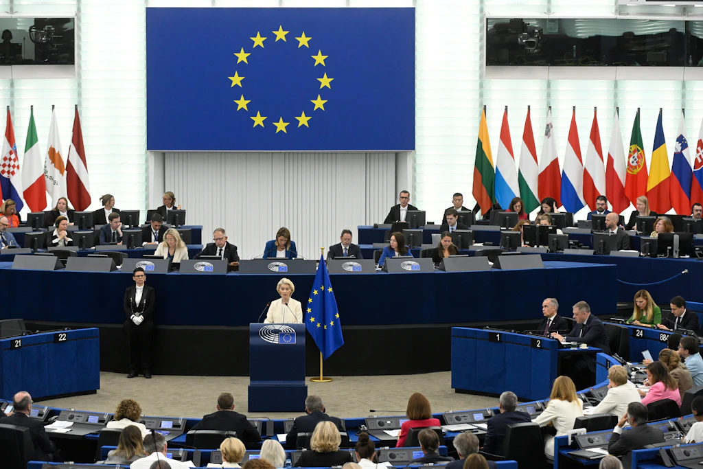 Kanadas Premierminister Mark Carney (r) hört der Präsidentin der Europäischen Kommission, Ursula von der Leyen, während der jährlichen Rede zur Lage der Europäischen Union im Europäischen Parlament zu.