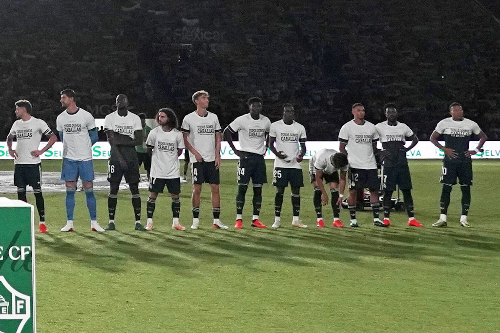 Die Spieler von Real Madrid tragen vor dem Ligaspiel gegen den FC Elche Solidaritäts-Shirts für Ceuta. Einige Spieler hatten die T-Shirts hochgekrempelt.