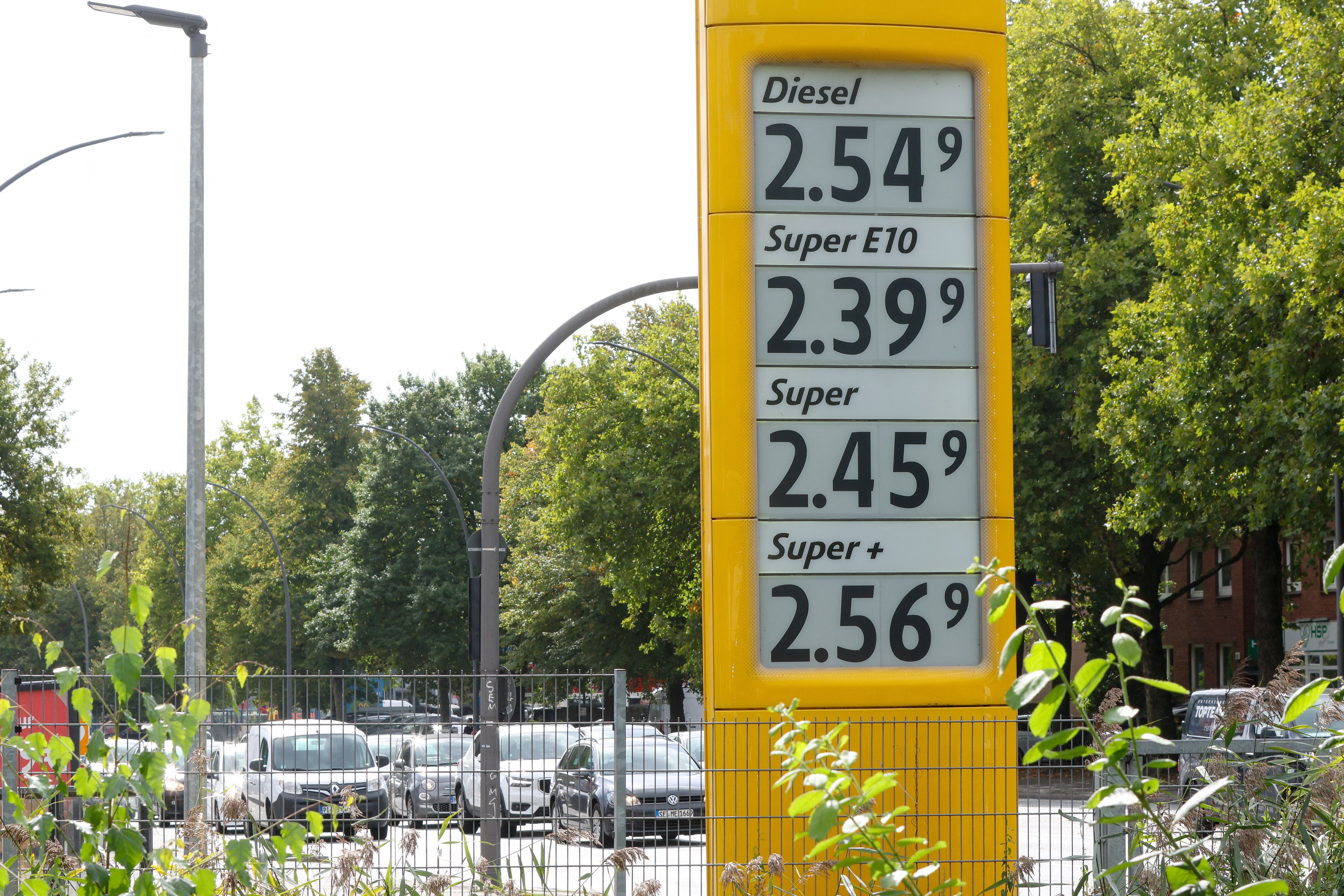 Spritpreise den vierten Tag in Folge auf Rekordhoch: Kommen Entlastungen ab dem ersten Oktober?