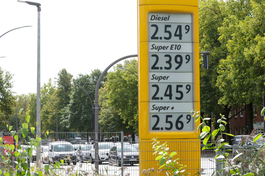 Die Preise für Super E10 haben den vierten Tag in Folge einen Rekordwert erreicht.