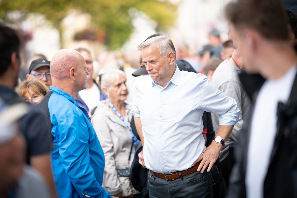 Leif-Erik Holm während des Wahlkampfs auf dem Marktplatz von Bad Doberan.