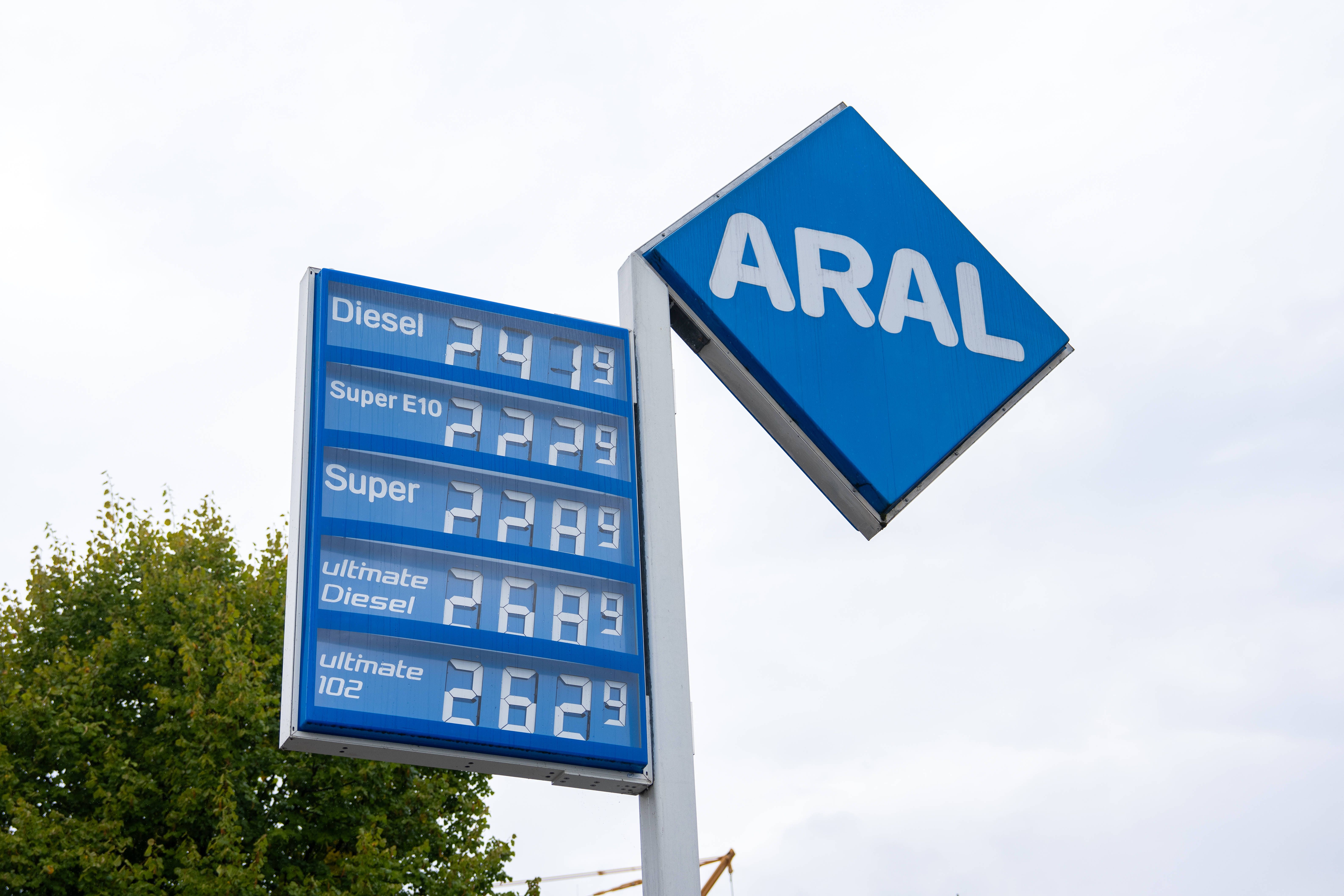 Spritpreise steigen und steigen: Darum kriegen es unsere Nachbarn billiger hin