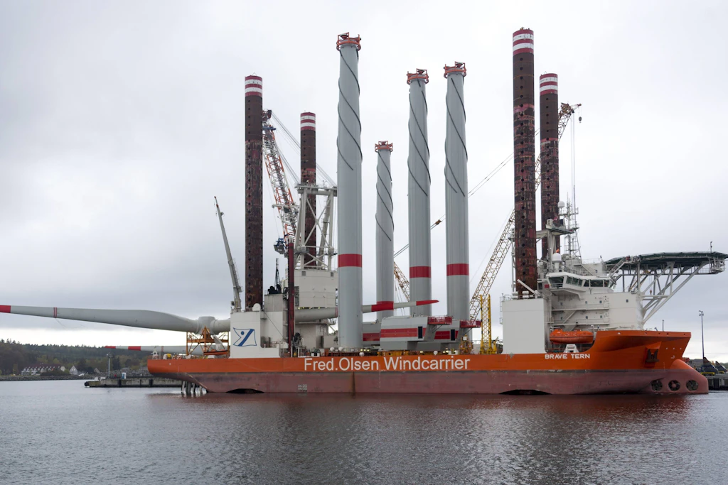 Mit Spezialschiffen werden die Bauteile für die Windkraftanlagen wie hier vom Hafen Mukran auf Rügen zu ihrem Bestimmungsort in der Ostsee transportiert.