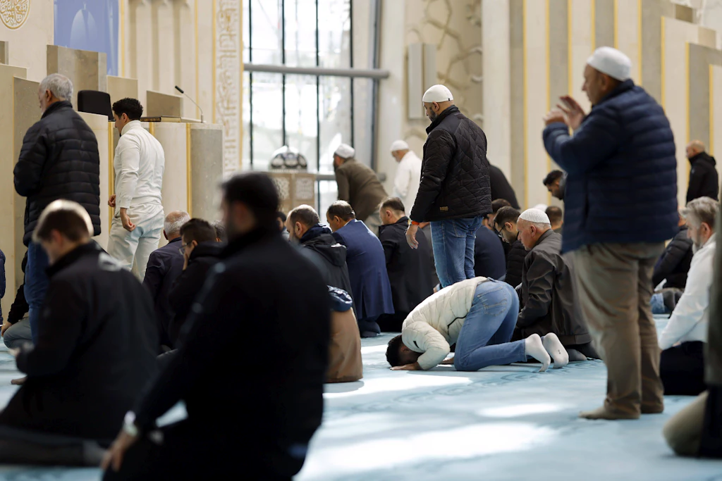 Innenansicht der DITIB Zentralmoschee in Köln-Ehrenfeld am Tag der offenen Moschee.