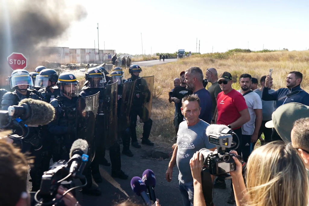 Französische Bereitschaftspolizisten räumen die Blockade am Öldepot von Frontignan. 