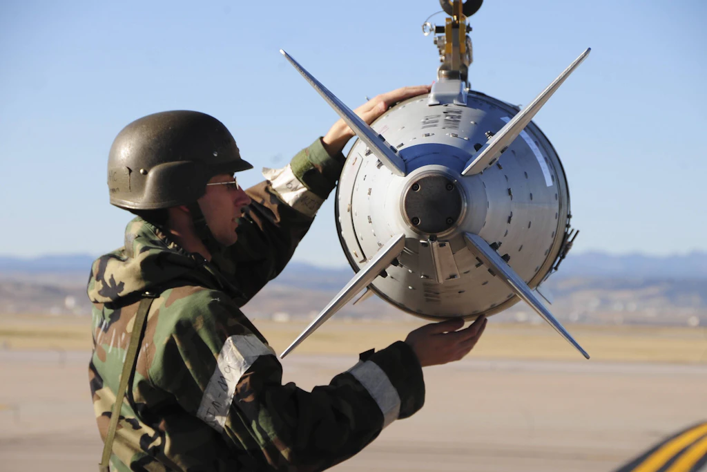 Ein Soldat der US Air Force sichert eine GBU-31. Für diesen Typ kann eine Mark-84-Bombe mit einem satellitengestützten JDAM-Lenksatz ausgerüstet werden.