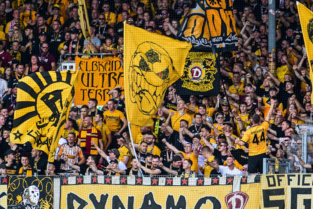 Die Fans von Dynamo Dresden wollen ihre Mannschaft im Spiel gegen Hertha BSC gewohnt lautstark unterstützen. Viele Gästeanhänger bleiben der Partie dagegen fern.