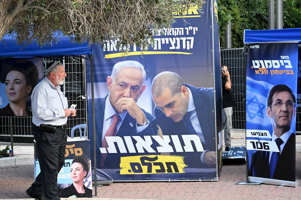 Ein Mann geht in Jerusalem an einem Wahlplakat der Likud-Partei von Netanjahu vorbei.