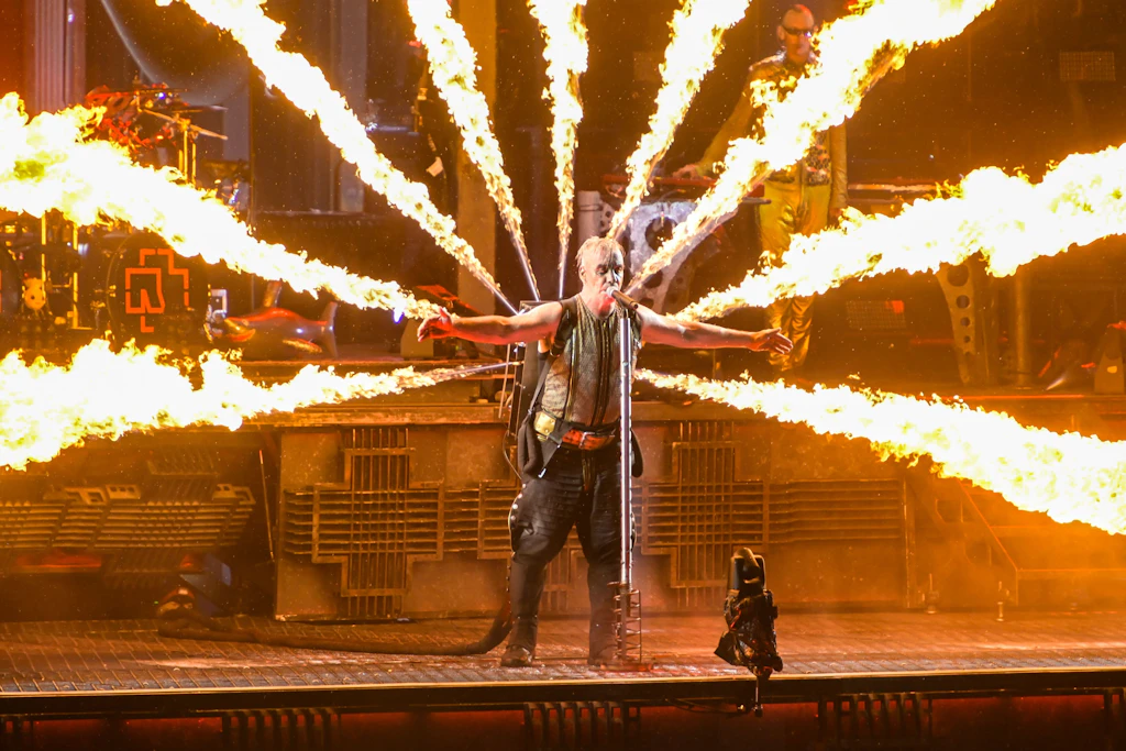 Ein typisches Bild bei den Shows von Rammstein: Frontmann Till Lindemann steht, umringt von Flammenwerfern, auf der Bühne bei einem der Konzerte.