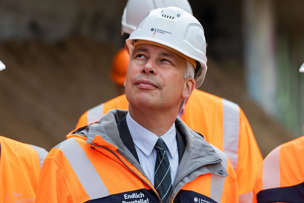 Bundesverkehrsminister Steffen Bilger (CDU): Seinem Haus sind keine systematischen Kostenvergleiche zwischen DB- und Regionalbahnprojekten bekannt.