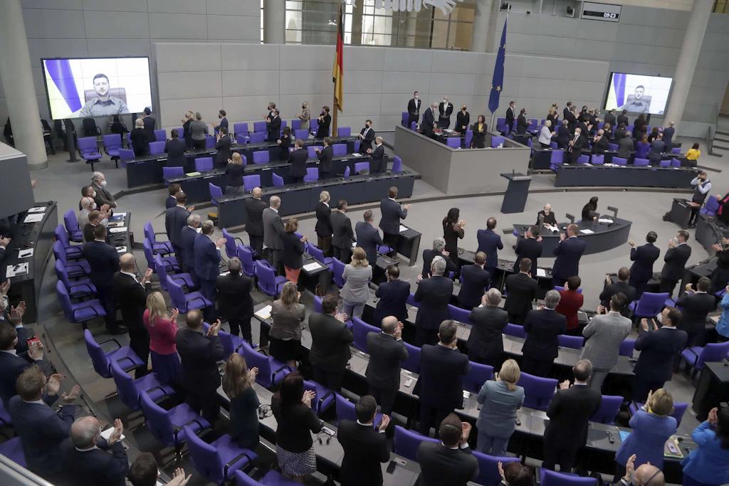 Zeitenwende 2022: In einer Videobotschaft dankte der ukrainische Präsident Wolodymyr Selenskyj dem deutschen Bundestag und warb für weitere Unterstützung.