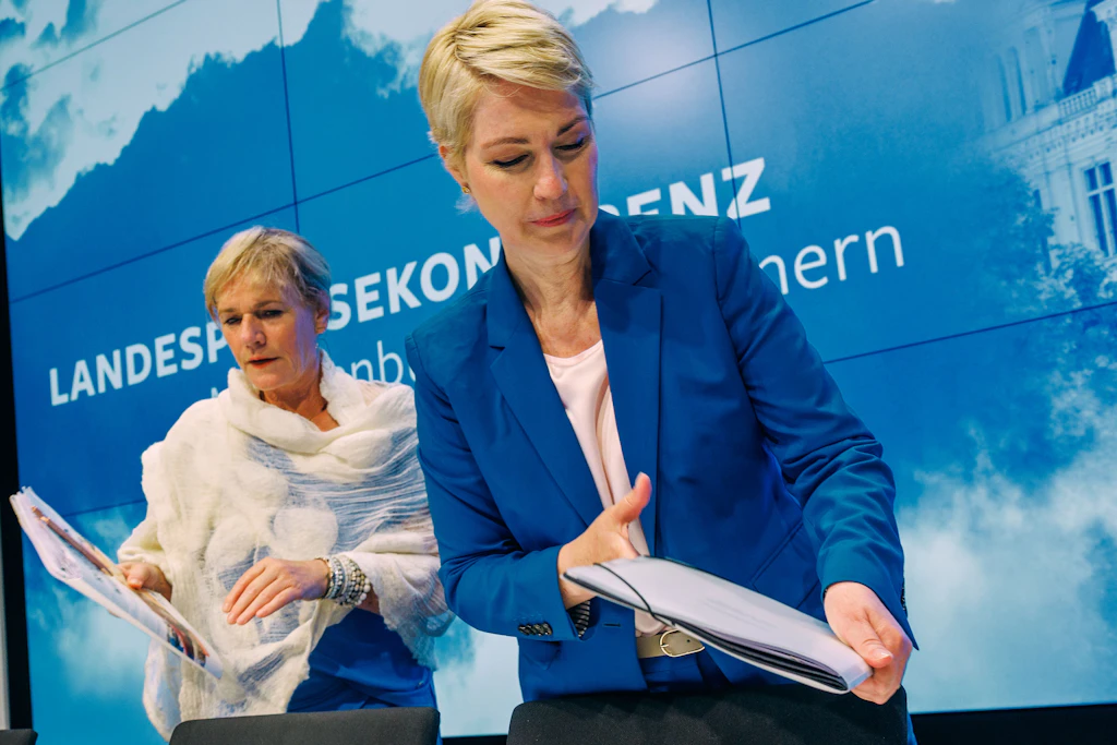 Fünf Jahre haben SPD und Linke mit Ministerpräsidentin Manuela Schwesig und Vize-Ministerpräsidentin Simone Oldenburg an der Spitze Mecklenburg-Vorpommern regiert. Die Bilanz ist besser, als die Opposition behauptet und schlechter, als die Regierung glauben machen will.