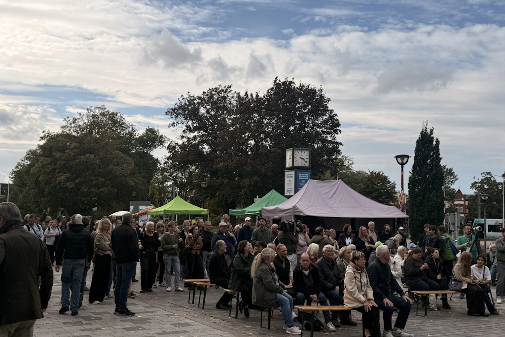 Beim Wahlkampfhöhepunkt der Grünen auf dem Kröpeliner-Tor-Vorplatz in Rostock verfolgen mehr als 200 Besucher das Programm aus Politik, Musik und Kultur.
