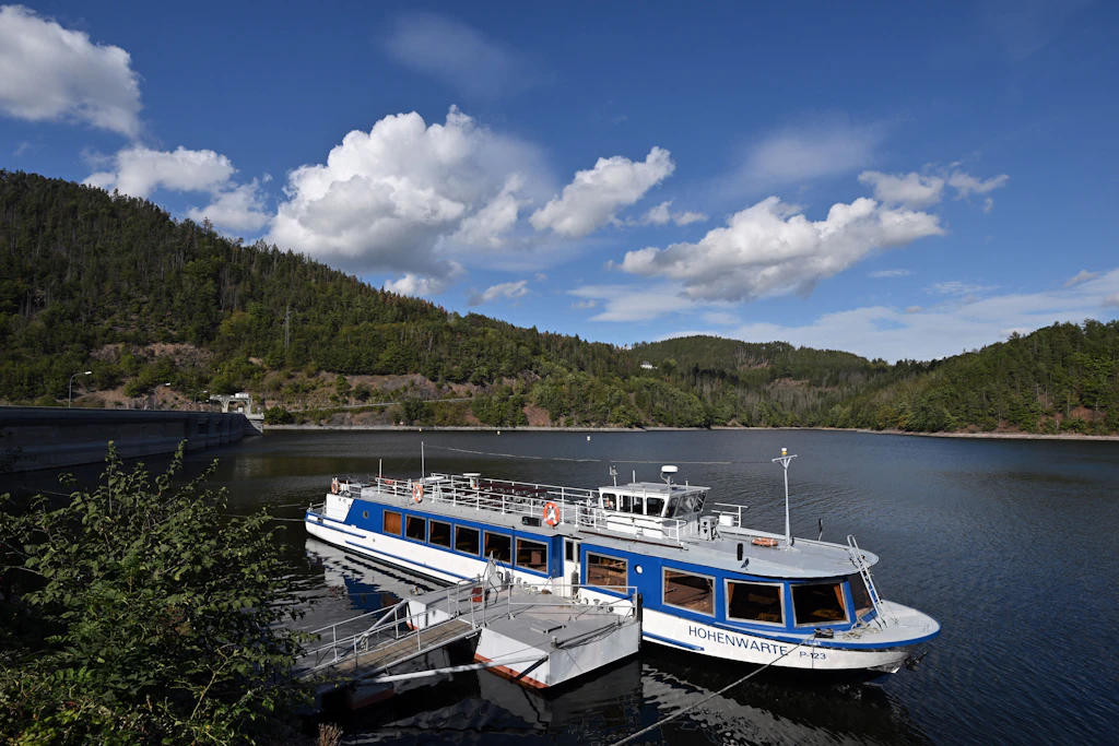 Der Hohenwarte-Stausee in Ostthüringen ist eine Touristenattraktion – nicht nur für Nutzer der dortigen Fahrgastschifffahrt. Eine Brücke über das „Thüringer Meer“ soll es nun geben – für gut zwölf Millionen Euro und ausschließlich für den Fahrrad- und Fußgängerverkehr.