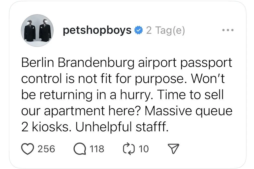 Die Pet Shop Boys kritisieren den BER scharf auf Threads.