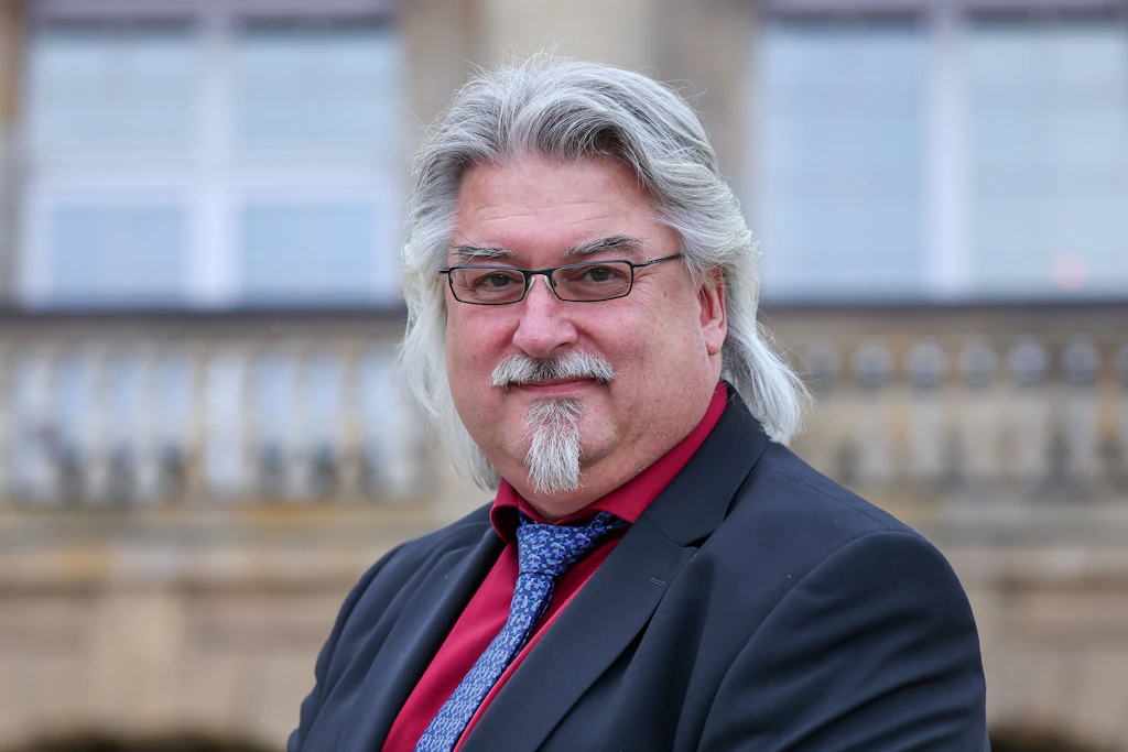Michael Harbauer, Festivaldirektor des Kinderfilmfestivals „Schlingel“, vor der Chemnitzer Oper. Das Festival geht dieses Jahr in seine 31. Auflage – mit vielen internationalen und nationalen Premieren.
