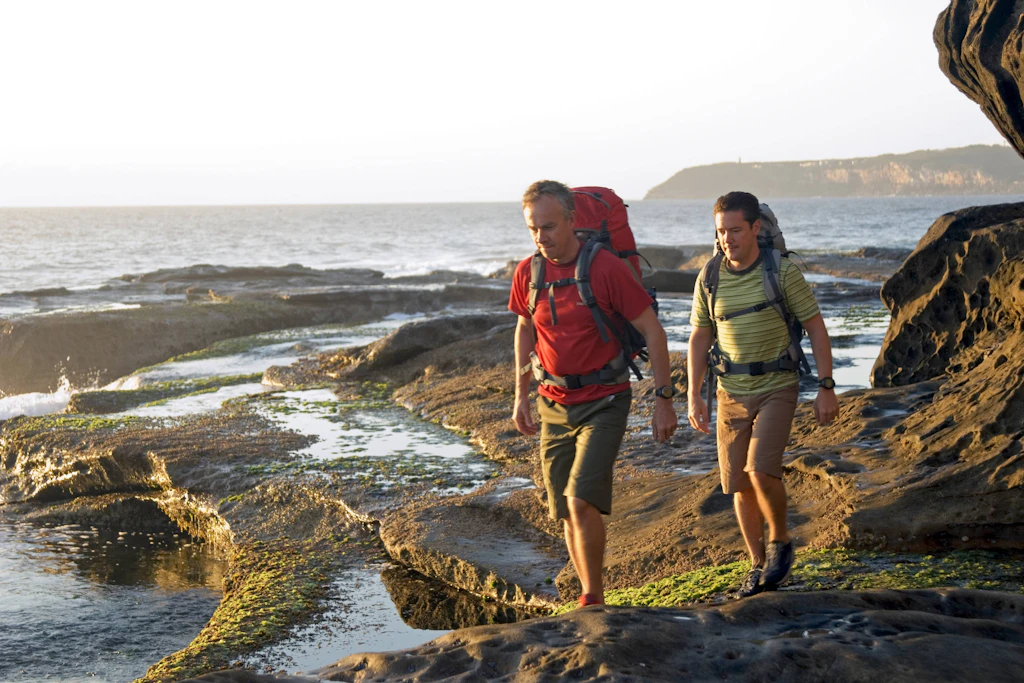 Wanderer an der Pazifikküste bei Sydney im australischen Bundesstaat New South Wales