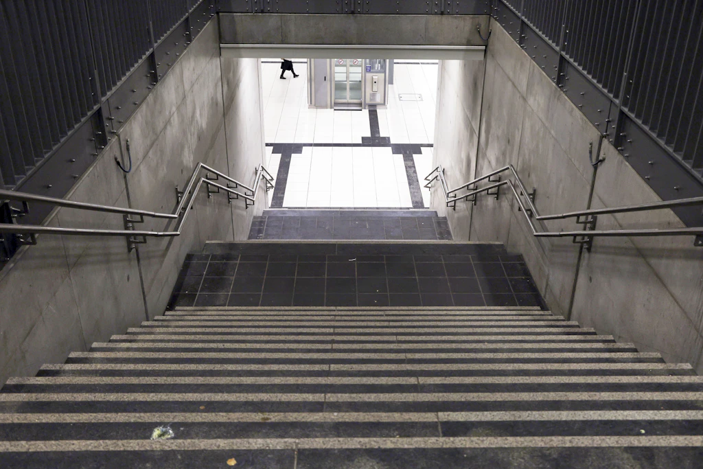 Fast menschenleer sind Fußgängerunterführung und die Treppenaufgänge in diesem Bahnhof (Symbolbild)