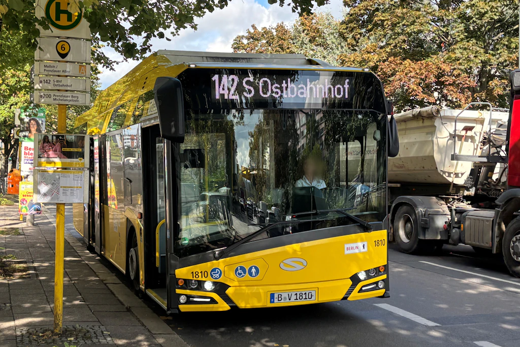 Ein Bus der Linie 142 an der Haltestelle Mollstraße/Prenzlauer Allee: Das ist in diesem Jahr bislang langsamste Buslinie der BVG in Berlin.