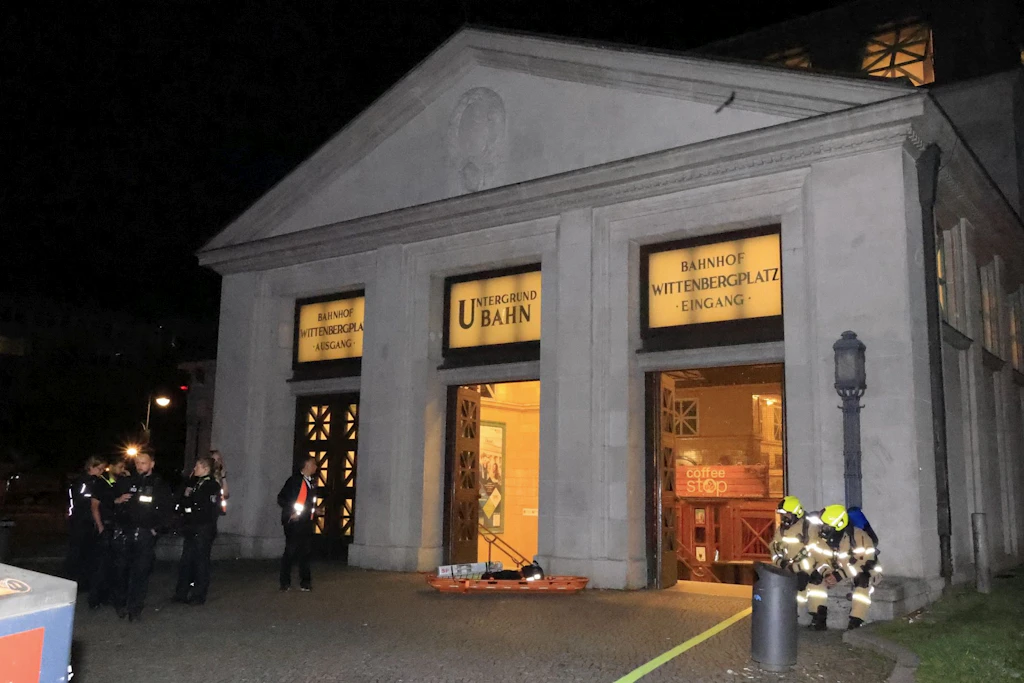 Feuerwehrleute bei einem Einsatz am U-Bahnhof Wittenbergplatz. Dort kam es zu einem Brand.